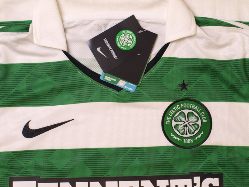 2010-11 Celtic Cup Winners Home Shirt Squad Signed inc. Stokes & Samaras  COA & Map (22413)